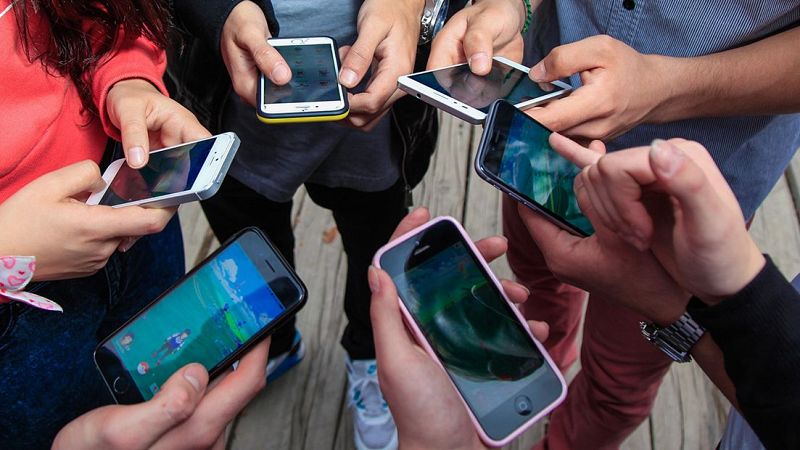 Las dos manipulaciones de las nuevas tecnologías que amenazan a los jóvenes