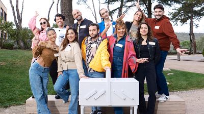 Detrs de las cmaras de Maestros de la Costura: Los aprendices practican en casa