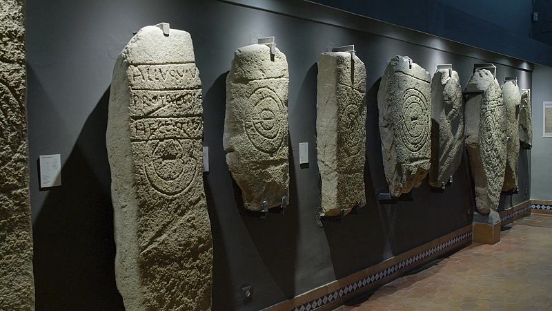 La estela prehistórica más llamativa de España está en Huelva y tiene un pene grabado