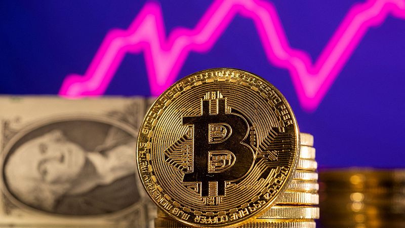 El bitcoin marca un máximo histórico por encima de los 69.000 dólares, aunque luego retrocede