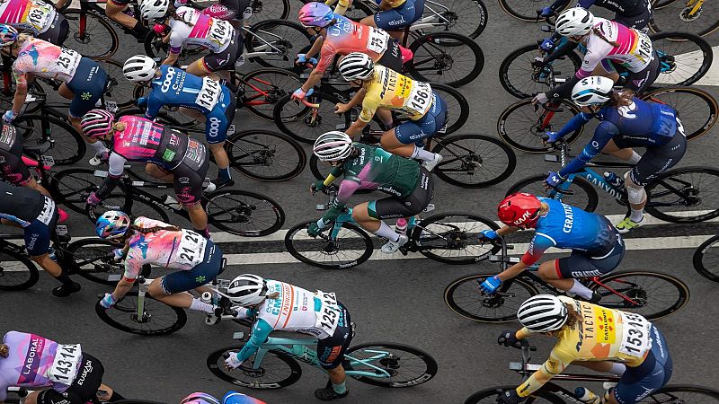 Una nueva era en el ciclismo español: el pelotón femenino se profesionaliza para la temporada 2024