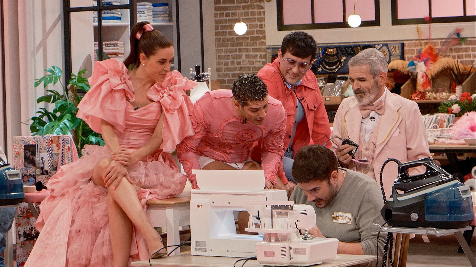 El percance de Eduardo Casanova con su pantalón en Maestros de la Costura