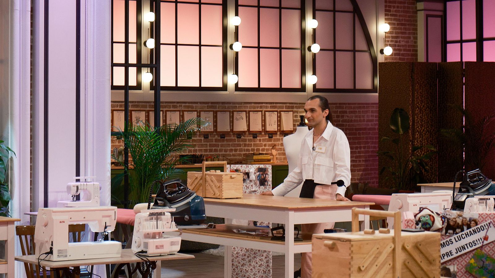 La razón por la que Erik siempre lleva algo rosa