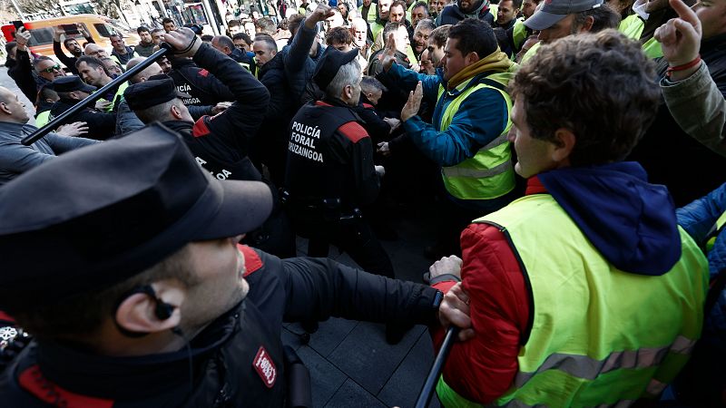 La policía identifica a 12 agricultores por intentar asaltar el Parlamento de Navarra durante una manifestación