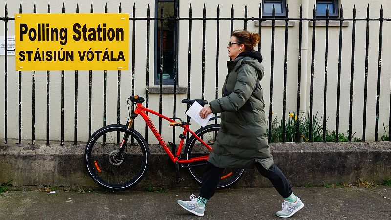 Irlanda celebra dos referéndums para cambiar la definición de familia y papel de la mujer