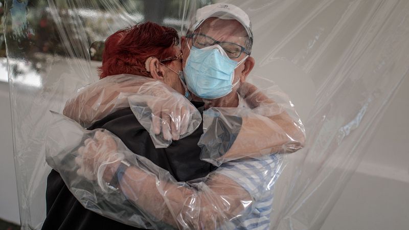 El duelo imposible tras perder a un familiar en una residencia durante la pandemia: "Siento que le fall a mi madre"