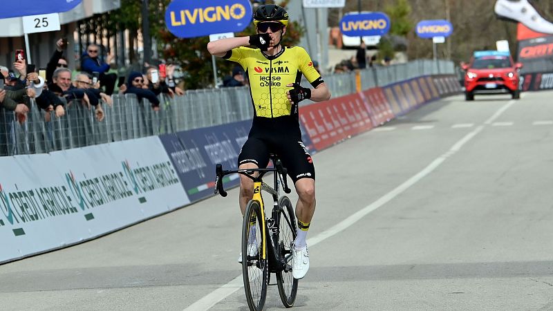 Jonas Vingegaard asesta un golpe en la mesa en la Tirreno-Adriático con una exhibición en solitario
