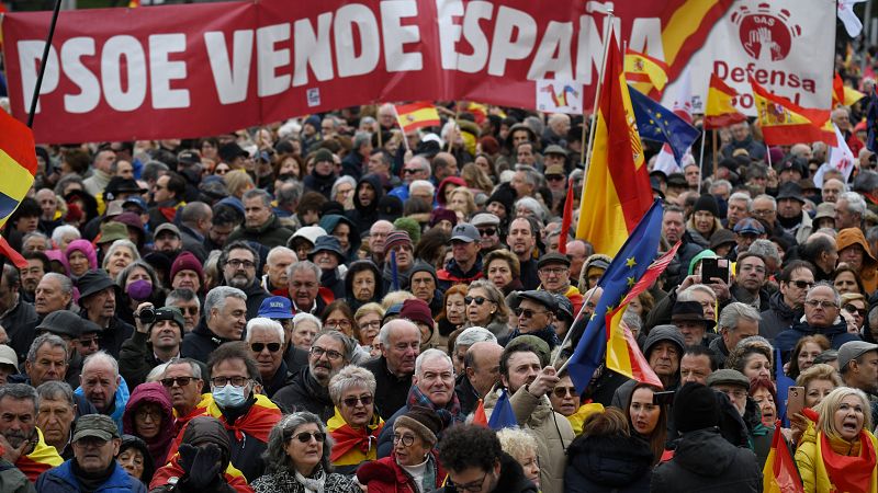 Miles de personas respaldadas por PP y Vox claman en Madrid contra la ley de amnistía al grito de "Sánchez dimisión"
