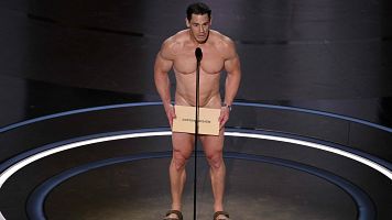 Un desnudo anima los Oscar