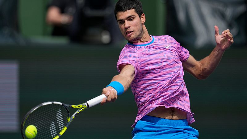 Alcaraz arrasa a Auger-Aliassime y pasa a los octavos de Indian Wells