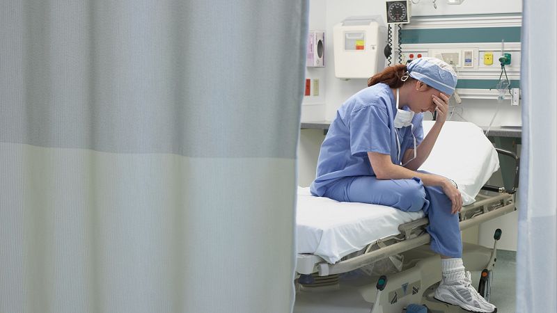 Dos de cada tres médicos agredidos son mujeres y reciben el 70% de los insultos