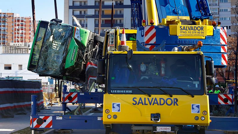 Al menos 14 personas heridas, una de ellas crítica, tras caer un autobús en unas obras de Esplugues de Llobregat