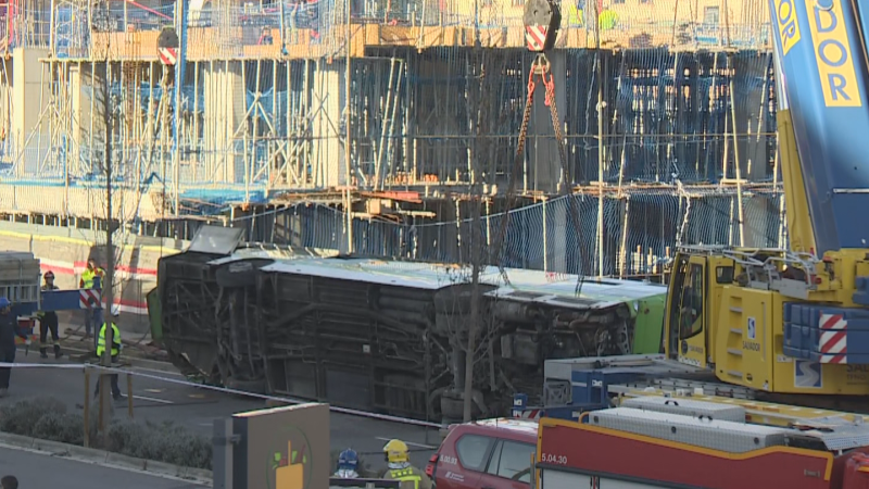 14 ferits, un de crític, en la caiguda d'un bus en unes obres a Cornellà