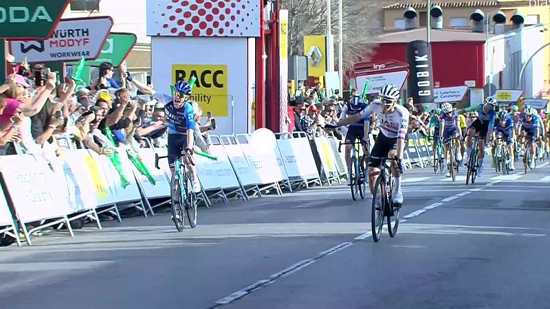 Schultz gana por delante de Pogacar en un sorprendente desenlace de la 1ª etapa de la Volta a Catalunya