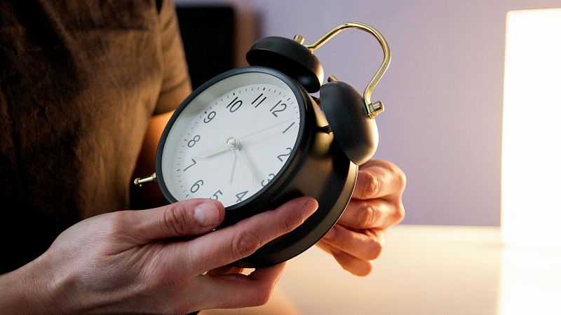 ¿Cuándo se cambia al horario de verano este marzo de 2024? ¿Dormimos una hora más o menos?