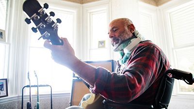 Estoy de baja laboral, ¿puedo tocar la guitarra?
