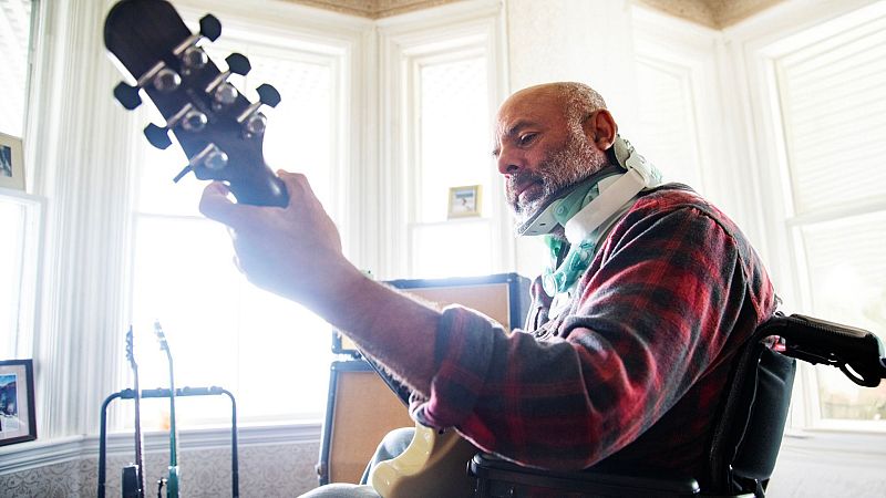 Estoy de baja laboral, ¿puedo tocar la guitarra?