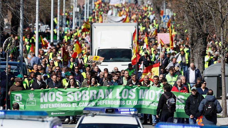 Protestas en el campo: cargas policiales en Almera y cientos de tractores recorren Toledo