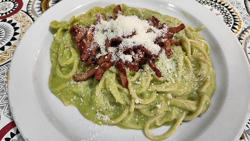 Receta de espaguetis a la carbonara con aguacate, una tradición con toque especial