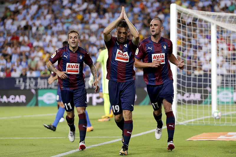 Charles se toma la revancha del Málaga y el Levante supera a un Villarreal diezmado