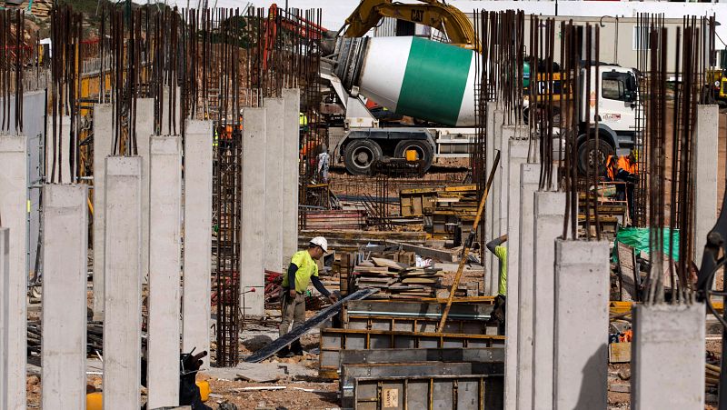 El coste laboral sube un 5% al terminar 2023 y los salarios escalan un 4% hasta su máximo histórico