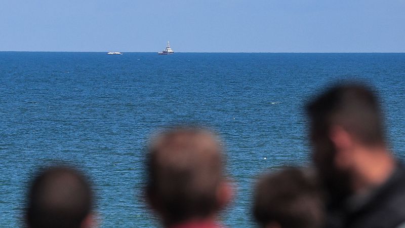 El barco Open Arms empieza a descargar 200 toneladas de comida en la Franja de Gaza