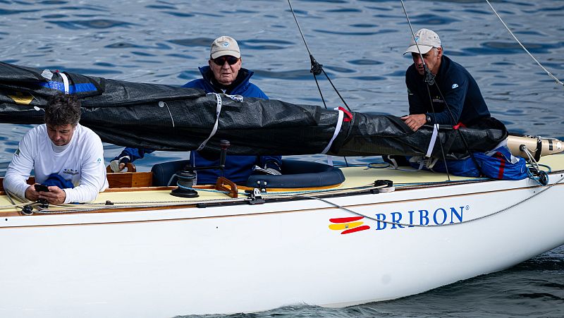 El rey Juan Carlos sale a navegar a bordo del Brib�n bajo la atenta mirada de la infanta Elena