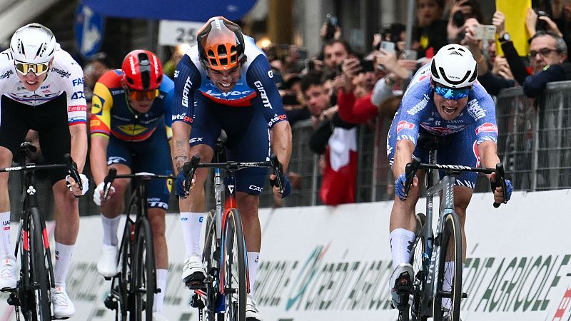 Jasper Philipsen gana la Milán San Remo en un ajustado sprint