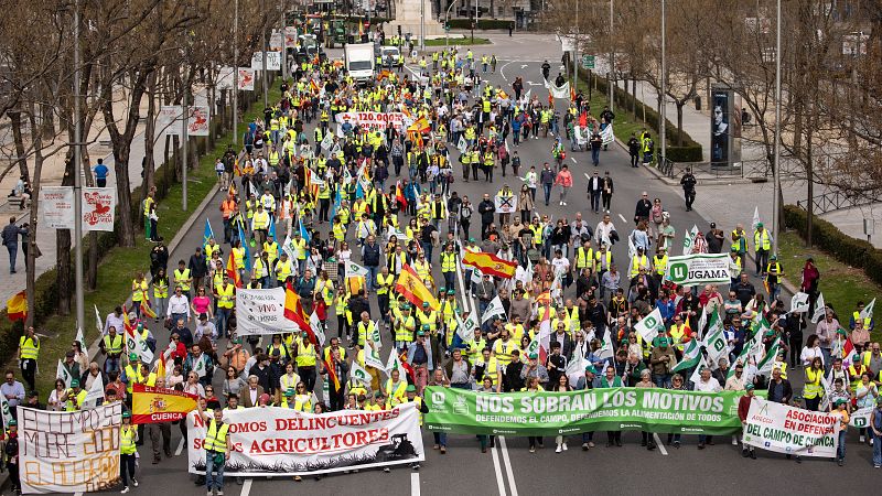 Tractores y manifestantes recorren Madrid para exigir "medidas contundentes para el campo"