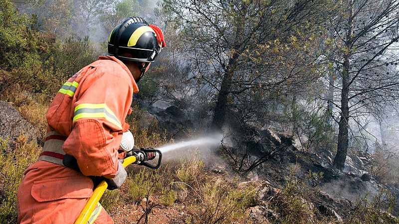 Un incendio forestal obliga a confinar por unas horas a 300 personas en la localidad castellonense de Fanzara