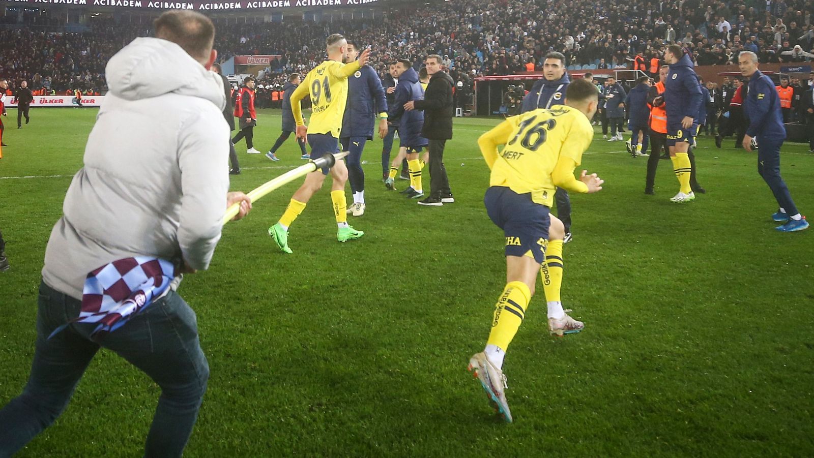 Ultras del Trabzonspor agreden a los jugadores del Fenerbahçe | Ver