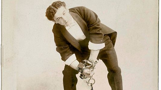 El gran Houdini, esposado de manos y pies, en uno de sus trucos