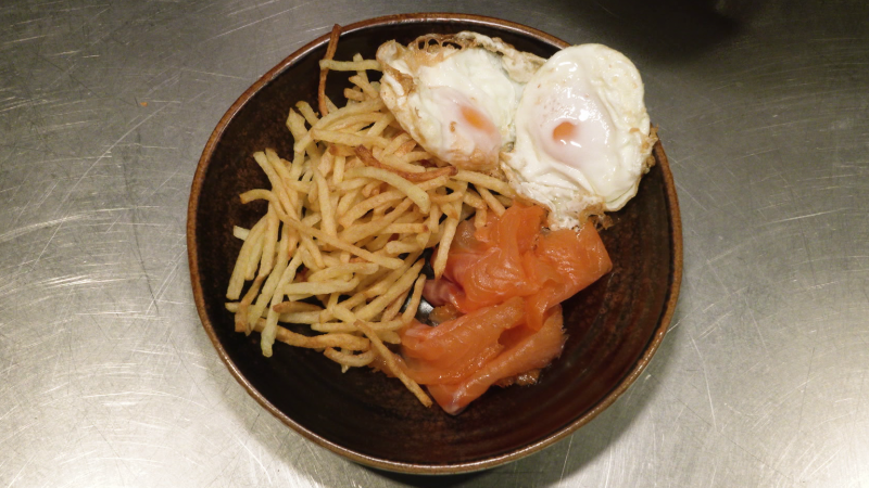 Huevos fritos con patatas y salmón ahumado: ¡idea para una comida o cena de 10!