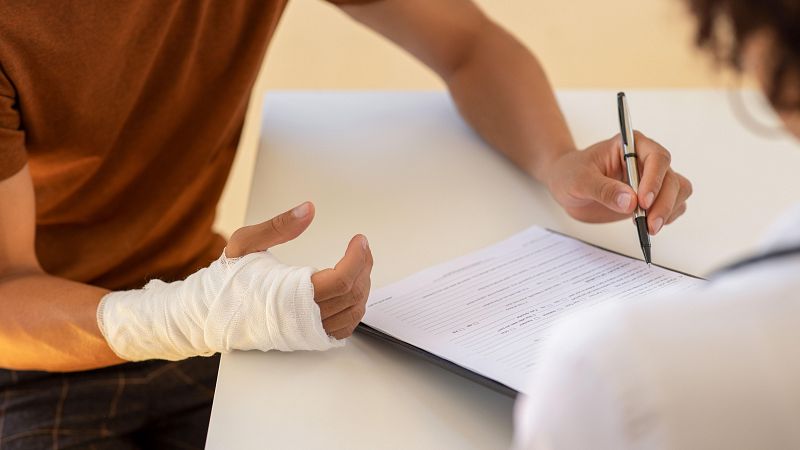 El Supremo fija que es la empresa quien debe asumir la baja médica de un trabajador aunque no esté dado de alta