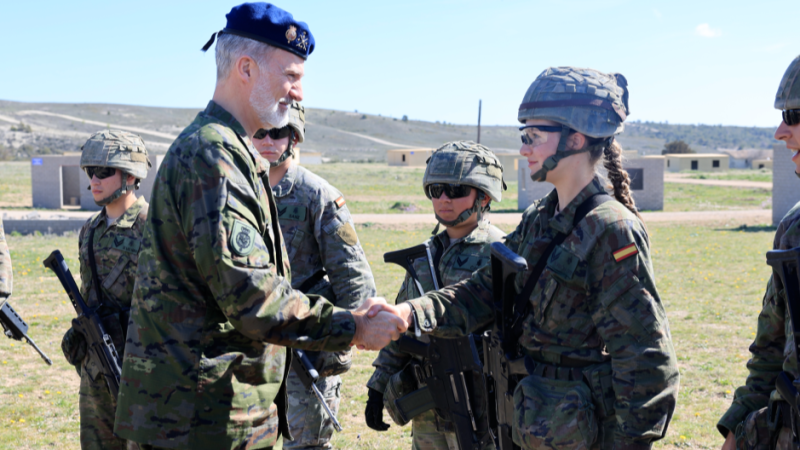 El rey Felipe VI, testigo de las maniobras de combate de la princesa Leonor en Zaragoza