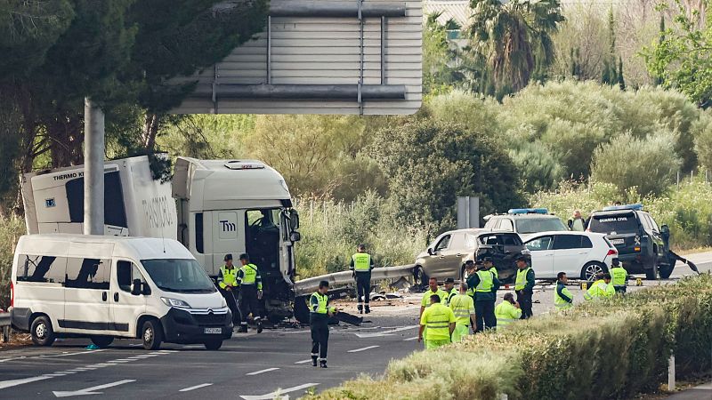 Seis muertos, entre ellos dos guardias civiles, tras saltarse un camión un control en la AP-4 en Los Palacios, Sevilla