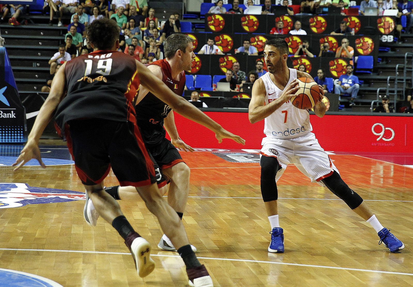 Espa�a muestra sus dos caras y acaba ganando a B�lgica con solvencia