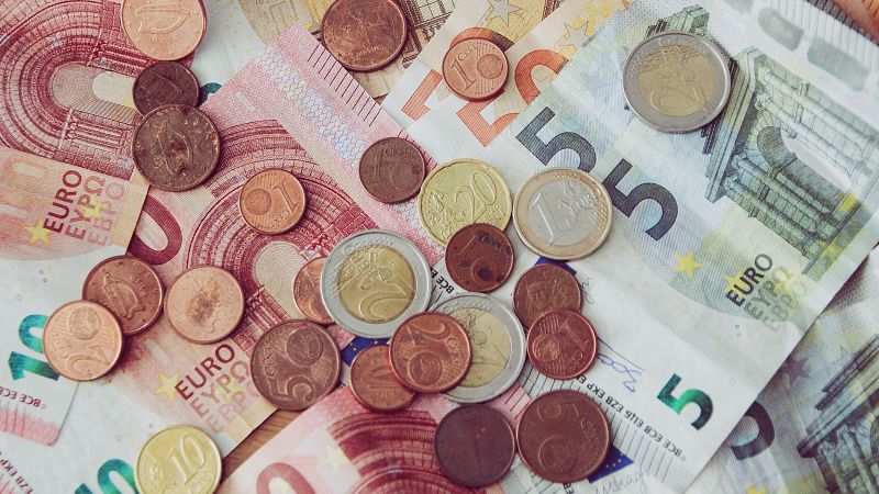 El déficit cerró en el 3,7% el pasado año, por debajo del objetivo, según avanza Sánchez