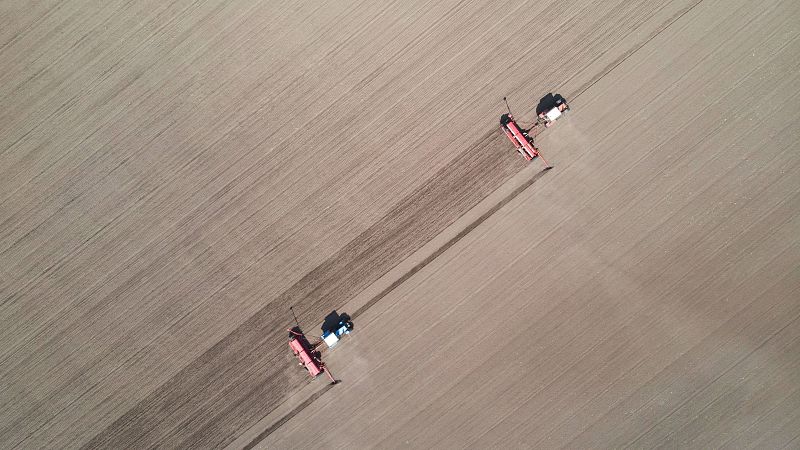 La UE amplía un año la apertura de fronteras a los productos agrícolas ucranianos pero refuerza las restricciones