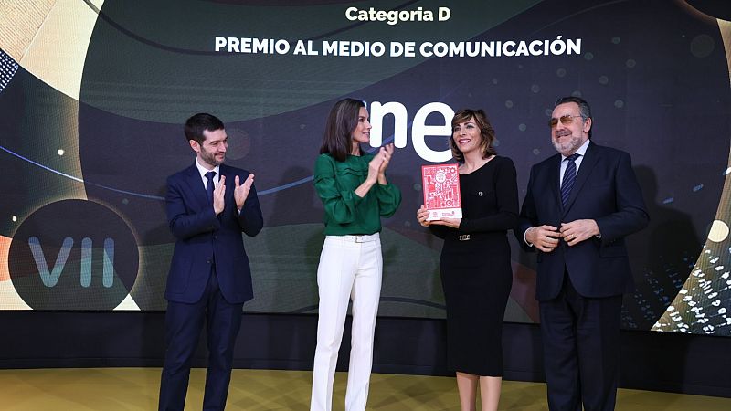 'Por Tres Razones, de RNE, recibe de manos de la Reina el Premio Discapnet de Fundación ONCE