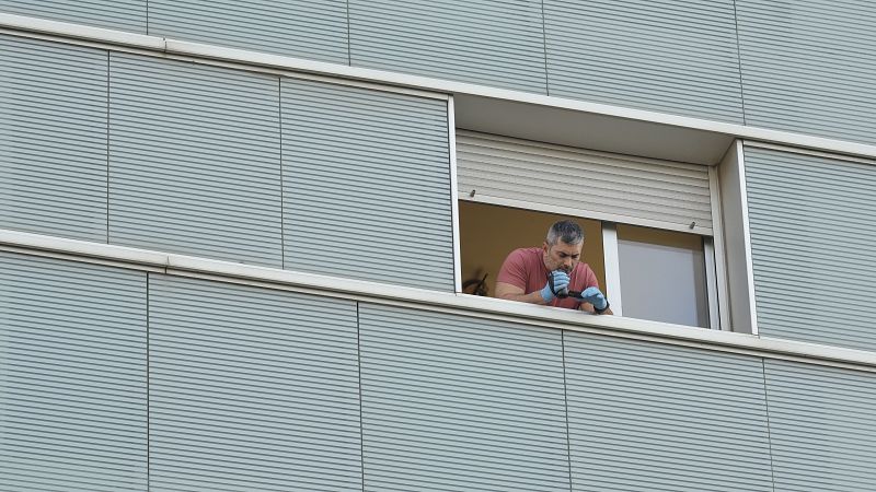 En libertad el padre del beb de 11 meses que se precipit desde un quinto piso en Vitoria