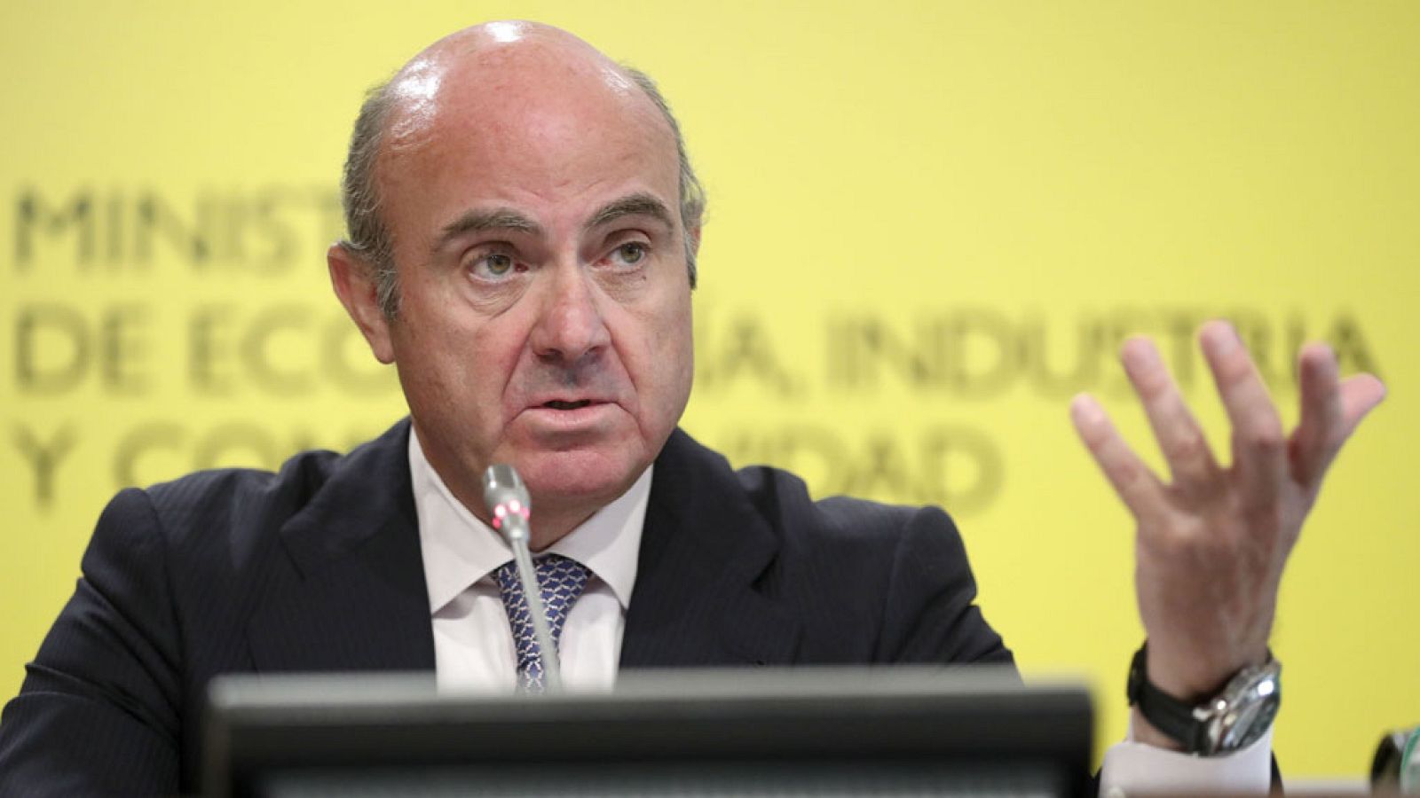 "No saldremos de la crisis hasta crear 1,5 millones de empleos más", dice Guindos tras recuperar el PIB niveles de 2008