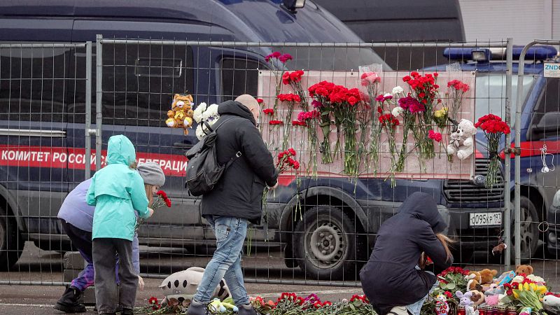 Moscú se rinde a las víctimas del atentado con altares improvisados y largas colas para donar sangre