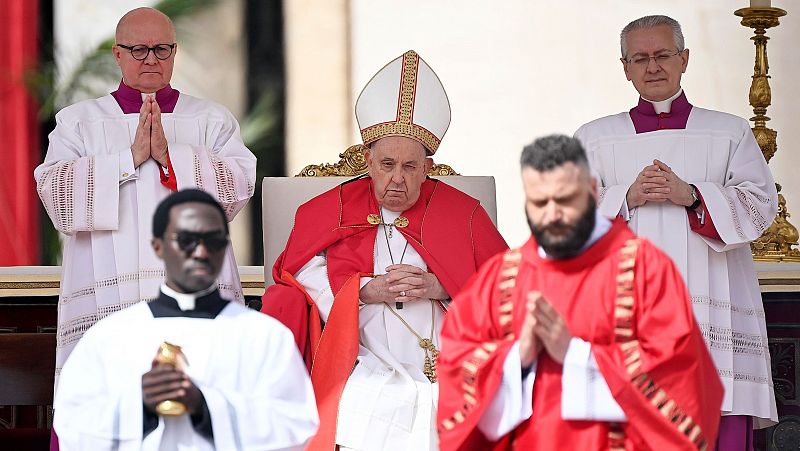 El papa Francisco celebra la misa de Domingo de Ramos sin pronunciar la homilía y prefiere guardar un minuto de silencio