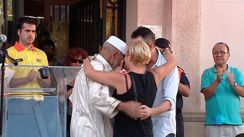 El abrazo entre los padres del niño fallecido en Las Ramblas y el imán de Rubí