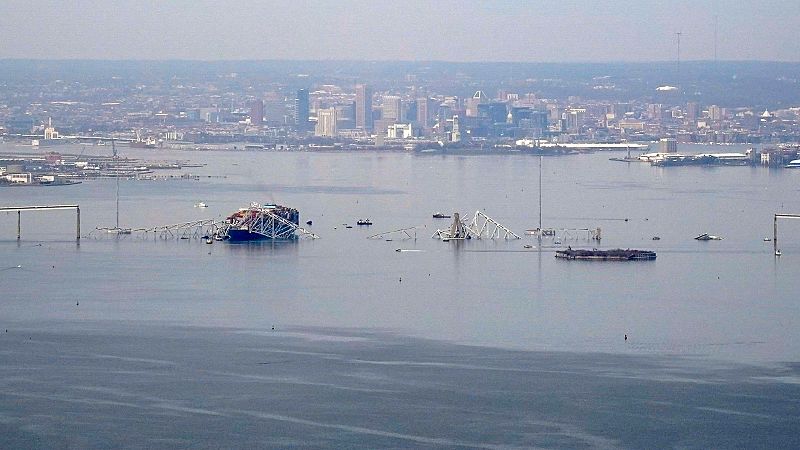 Un barco choca contra el mayor puente de Baltimore y provoca su hundimiento mientras circulaban coches