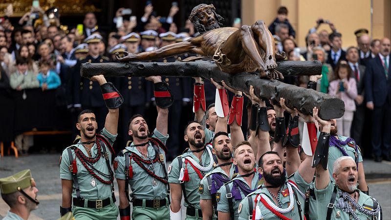 La Legión desfila en Málaga y traslada al Cristo de la Buena Muerte en un Jueves Santo marcado por el mal tiempo