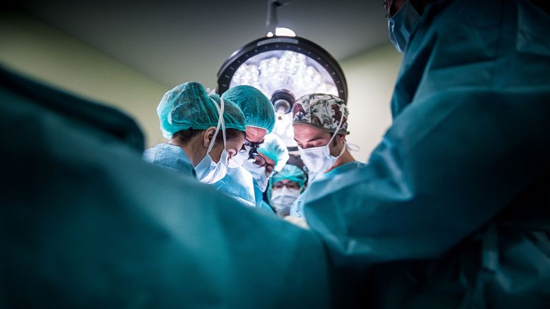 El hospital La Fe de Valencia extirpa por primera vez en España un grave tumor a una bebé prematura