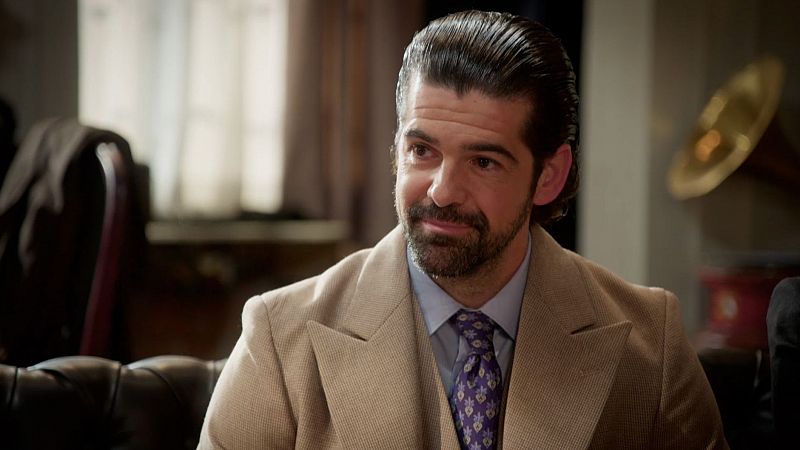 César se convierte en el regente del Madrid Cabaret y Lázara en dependienta de La Moderna