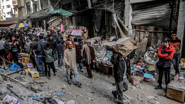 Vendedores compran en un mercado al aire libre en medio de la destruccin en la ciudad de Gaza
